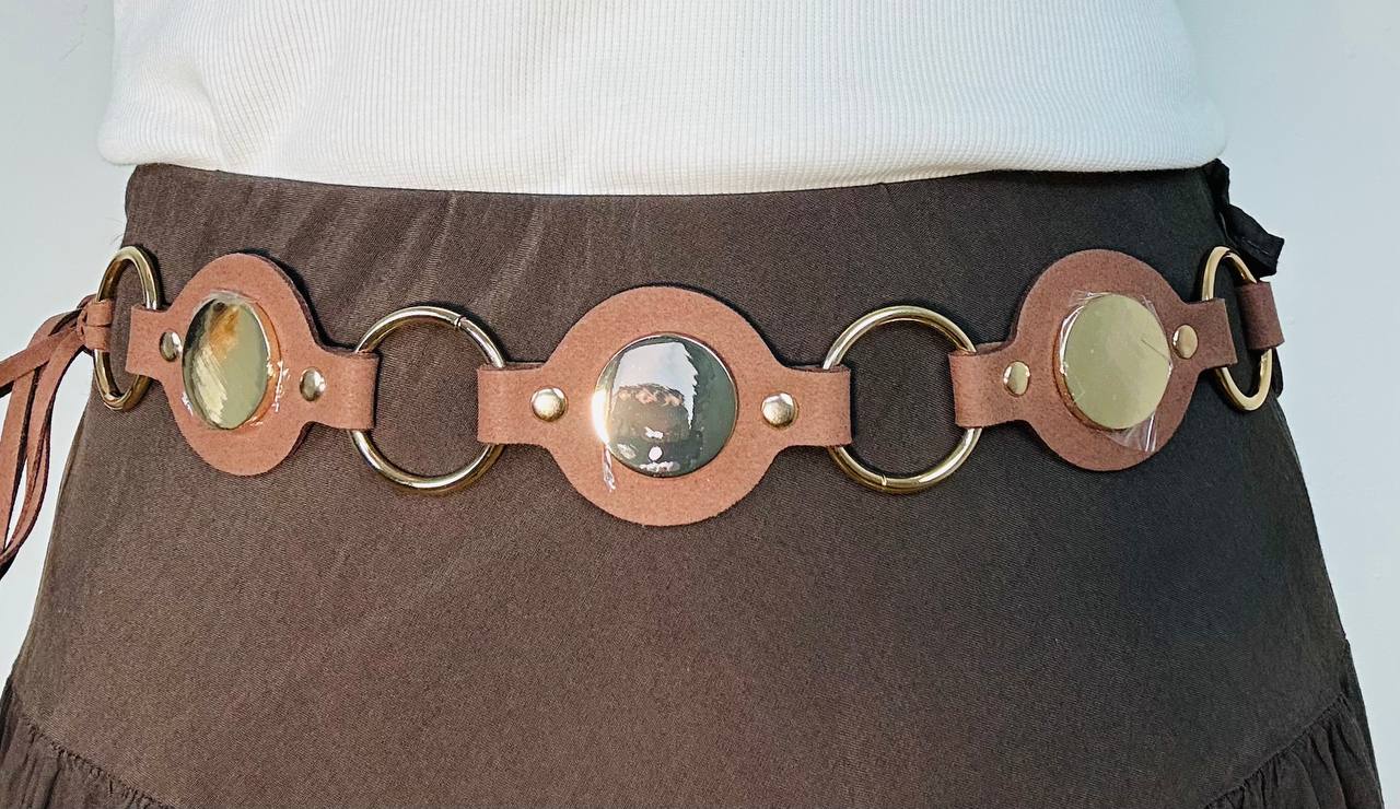 Cintura in ecosuede, con cerchi in metallo dorato , chiusura regolabile da lacci alle estremità