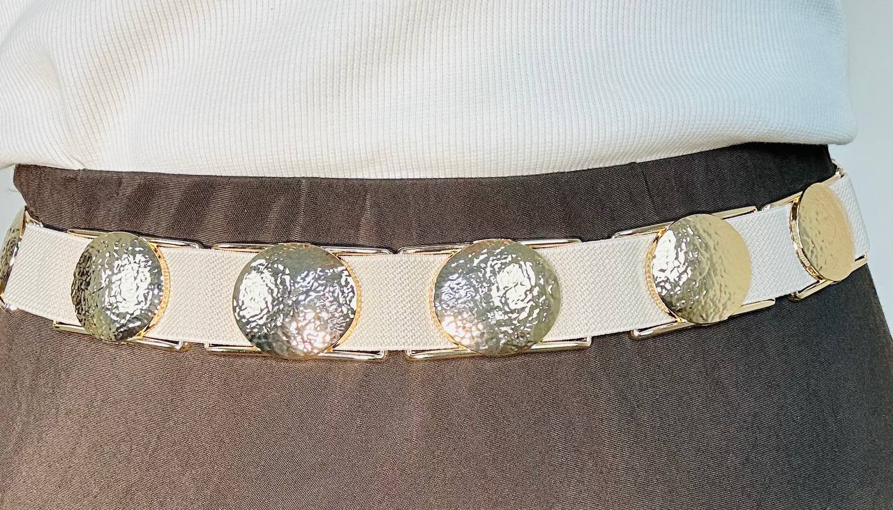 Cintura completamente  elasticizzata con inserti  dorati a cerchio
