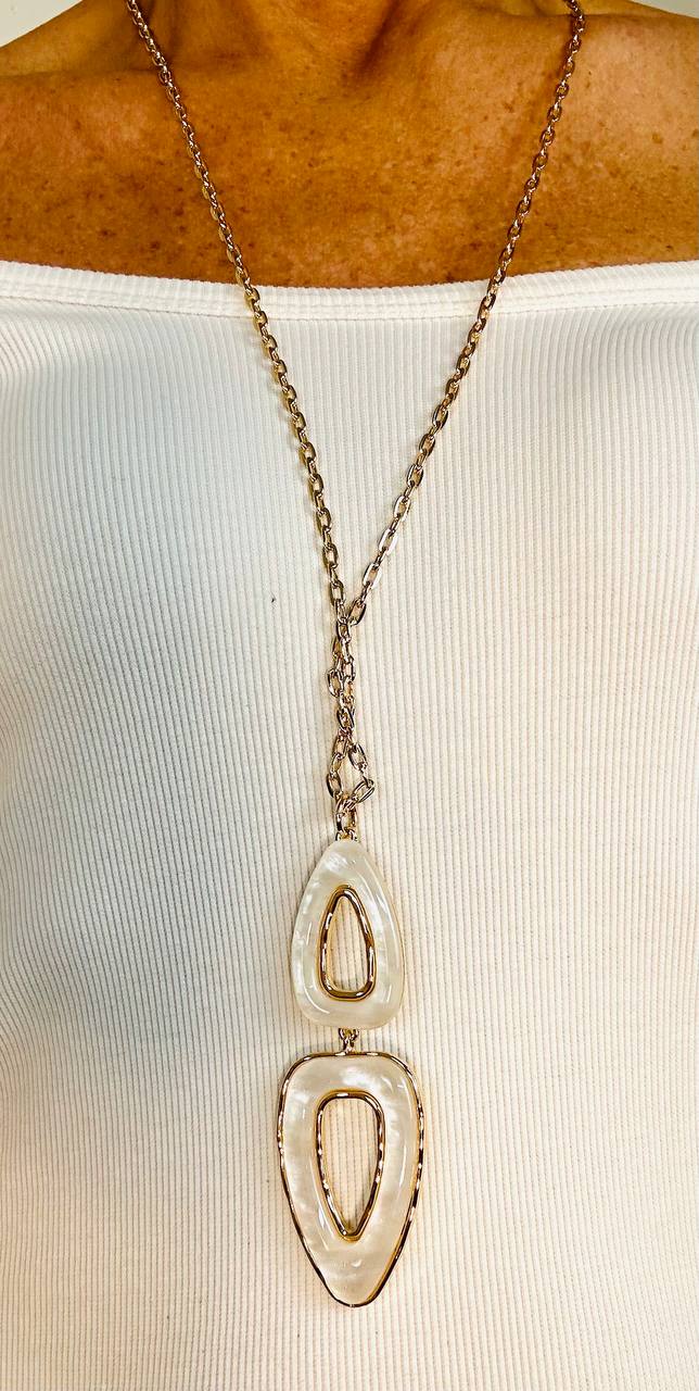 Collana dorata lunga con ciondolo centrale madreperla