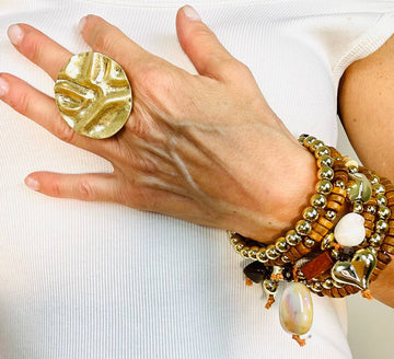 Anello tondo dorato con effetto piegatura