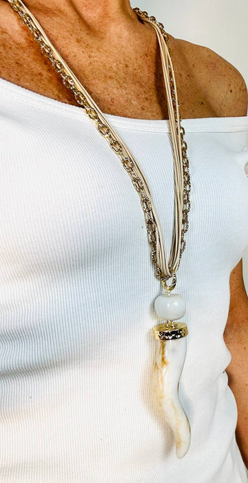 Collana con doppio giro corda e metallo, con ciondolo finale a forma di corno