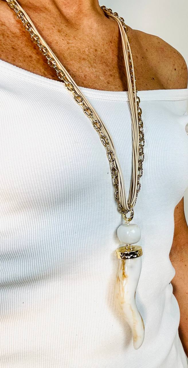 Collana con doppio giro corda e metallo, con ciondolo finale a forma di corno