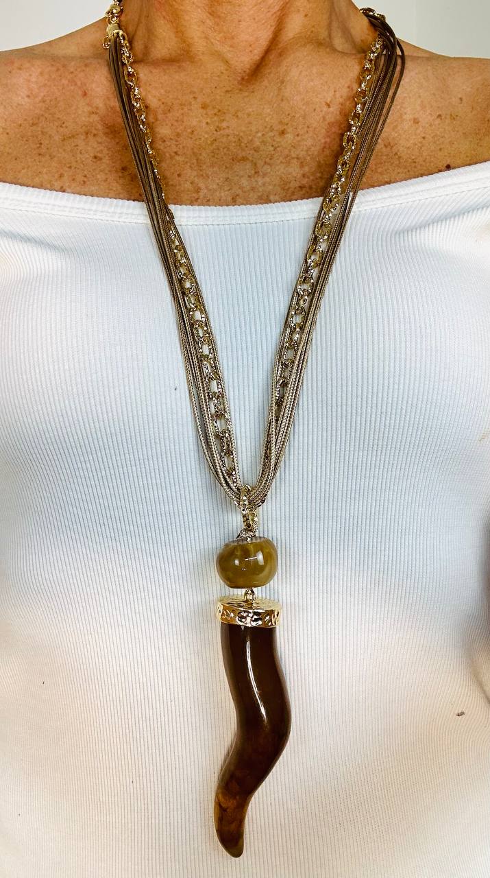 Collana con doppio giro corda e metallo, con ciondolo finale a forma di corno